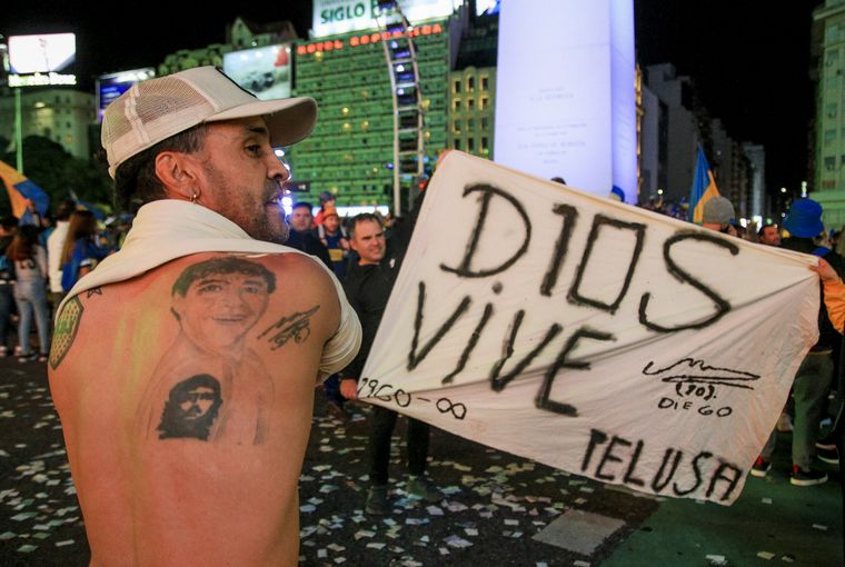 Los hinchas de Boca viven una fiesta en el Obelisco luego del título conseguido.