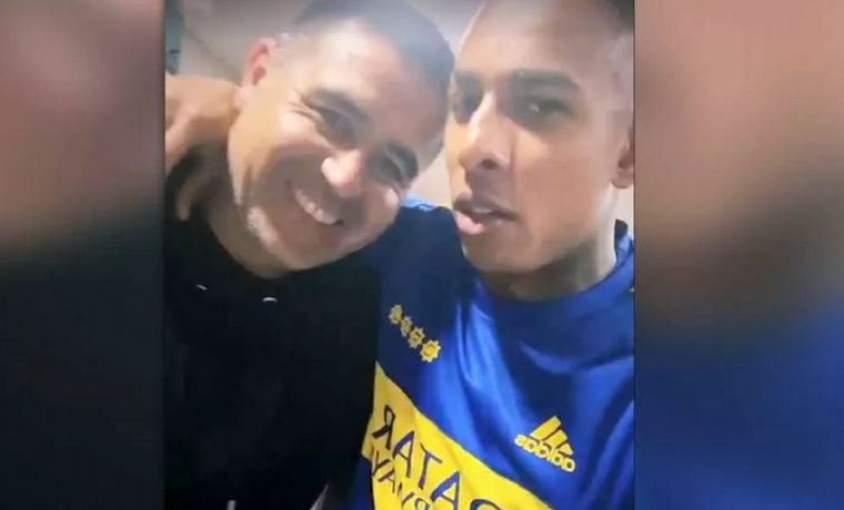 Riquelme y Villa, abrazados en el festejo.