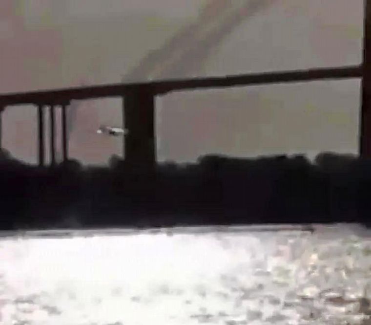 FOTO: El piloto pasó en avión por debajo del puente.