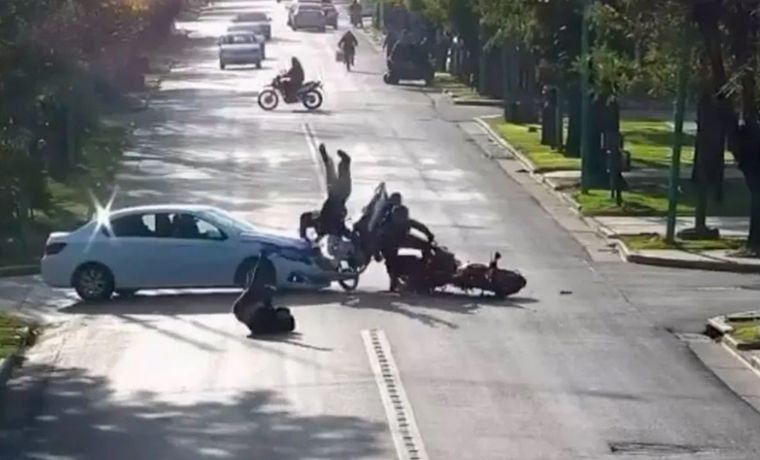 Un auto chochó a una moto que iba haciendo “willy” a alta velocidad.
