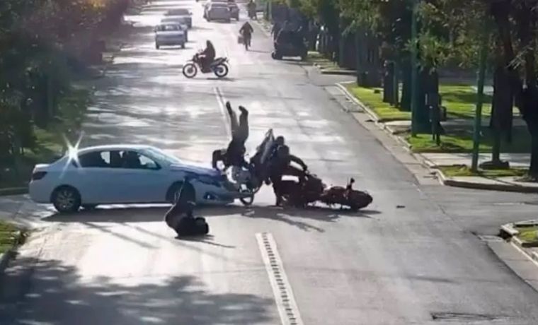 FOTO: Un auto chochó a una moto que iba haciendo “willy” a alta velocidad.