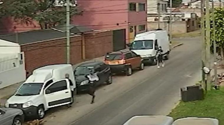 Uno de los delincuentes fue ultimado por el custodio.