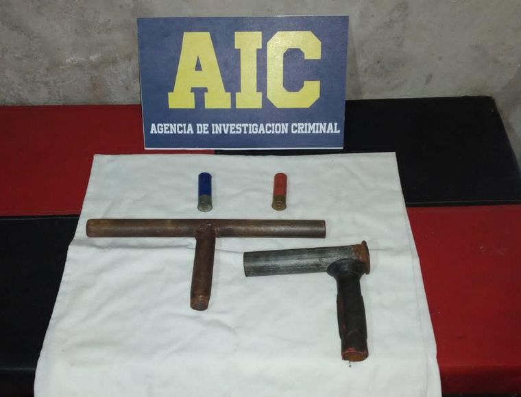 Dos cartuchos y un arma "tumbera".