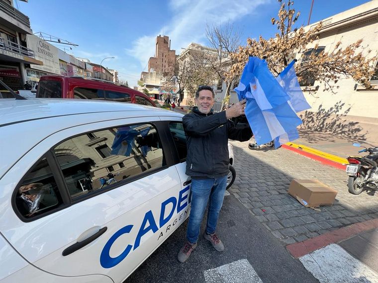 FOTO: Cadena 3 entregó las tradicionales banderitas argentinas