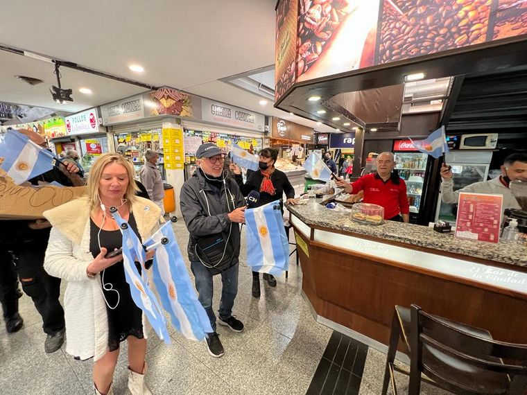 FOTO: Cadena 3 entregó las tradicionales banderitas argentinas