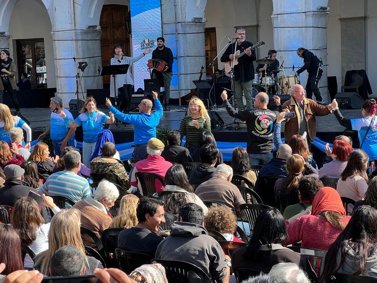 Una multitud se congrega en el Cabildo para celebrar el Cambio de Guardia.