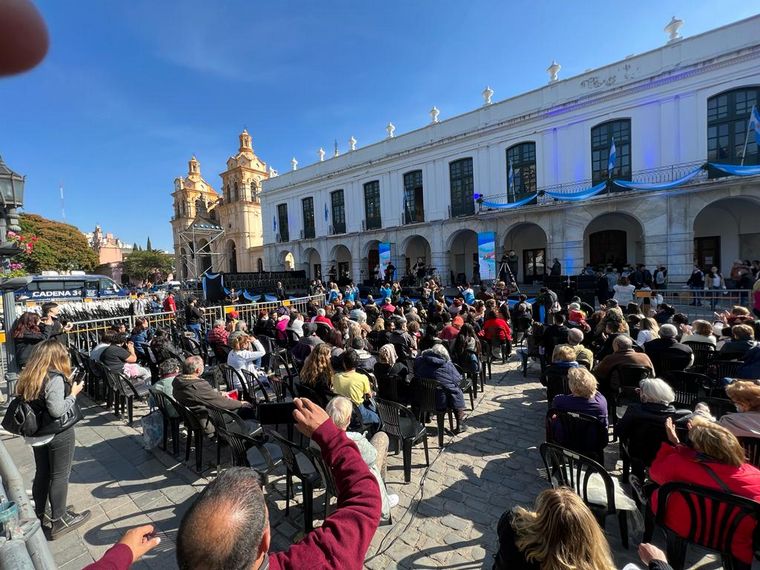 Una multitud se congrega en el Cabildo para celebrar el Cambio de Guardia.