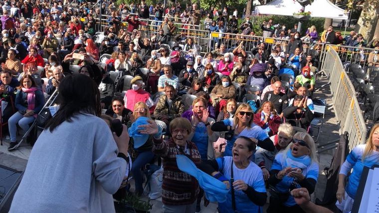 Una multitud se congrega en el Cabildo para celebrar el Cambio de Guardia.