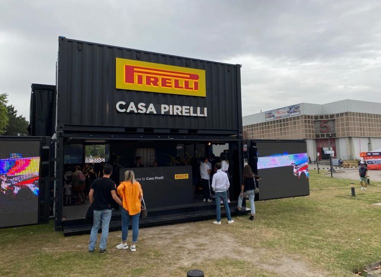 'Casa Pirelli', la gente se acerca a una pasión de 150 años