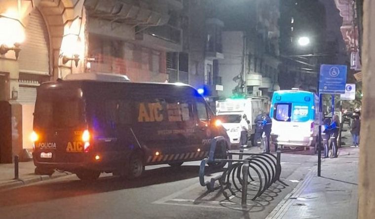FOTO: Cayó un obrero desde un sexto piso y perdió la vida en el centro de Rosario. 