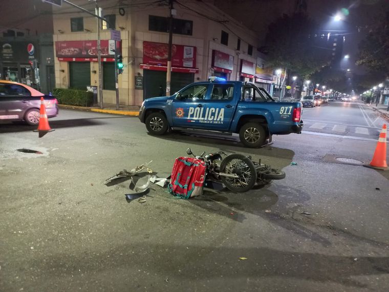 FOTO: El conductor de la moto se llevó la peor parte: fue trasladado al Heca.
