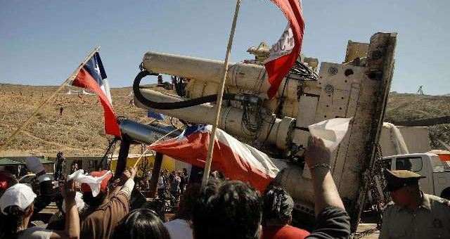 Llegada de una de las maquinarias que perforará la tierra para el rescate de los 33 mineros