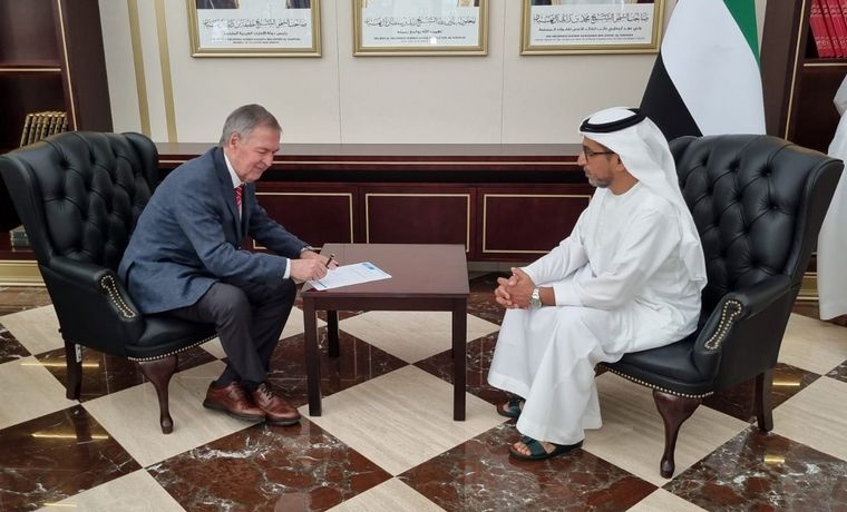 Schiaretti y el director del Fondo Abu Dhabi para el Desarrollo, M. Saif Al Suwaidi.