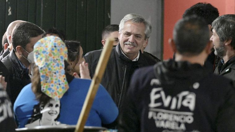 El Presidente compartió un locro con trabajadores (Foto: Telam)