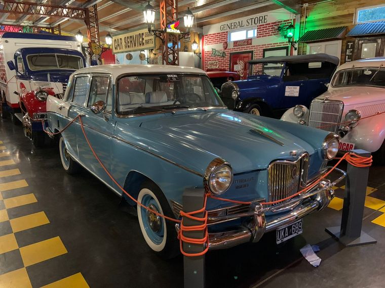 La cervecería con mas de 40 autos vintage en Tandil