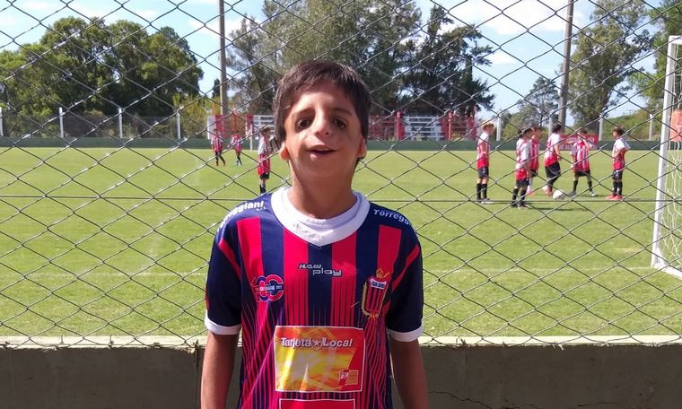FOTO: Juan Ángel, vive en Leones, Córdoba, juega al fútbol y tiene Treacher Collins