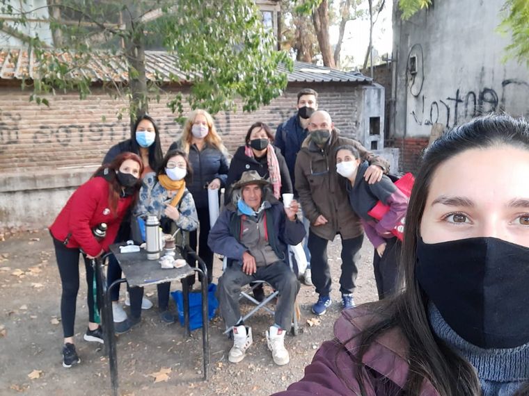 Solidaridad ante el frío: las personas que viven en la calle reciben un desayuno