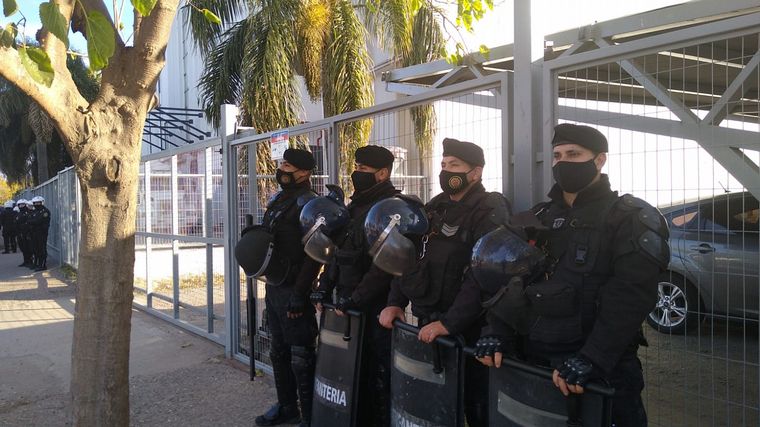 Acampe en la sede de Bagley en reclamo por la inflación