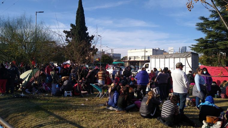 Acampe en la sede de Bagley en reclamo por la inflación