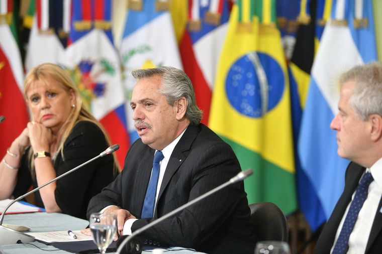 Fernández cuestionó el bloqueo económico a Cuba y Venezuela.