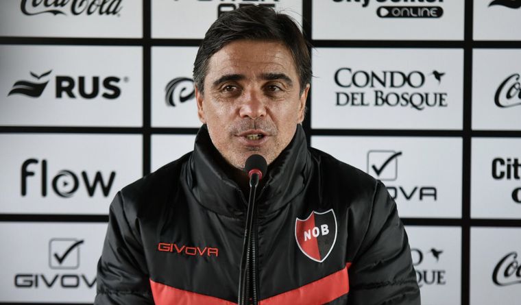 FOTO: El entrenador de Newell's, Javier Sanguinetti, en conferencia de prensa. 