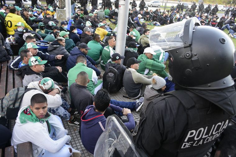 FOTO: Medio centenar de hinchas de Deporitvo Cali fueron detenidos en Puerto Madero.