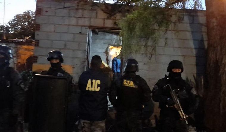 Allanamientos en zona sur de Rosario por un crimen de abril pasado. 