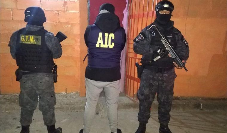 Allanamientos en zona sur de Rosario por un crimen de abril pasado. 