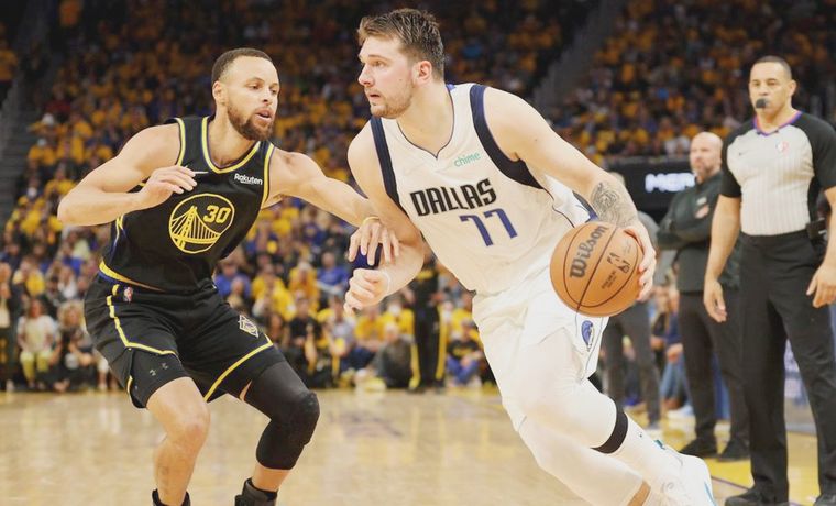 FOTO: Steph Curry y Luka Doncic (Foto: Getty Images)