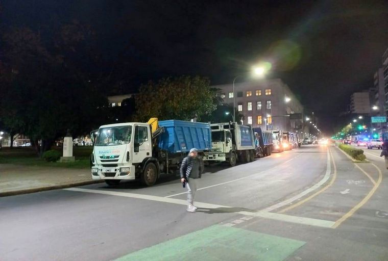 FOTO: Reclamo de recolectores de residuos en Oroño y Pellegrini