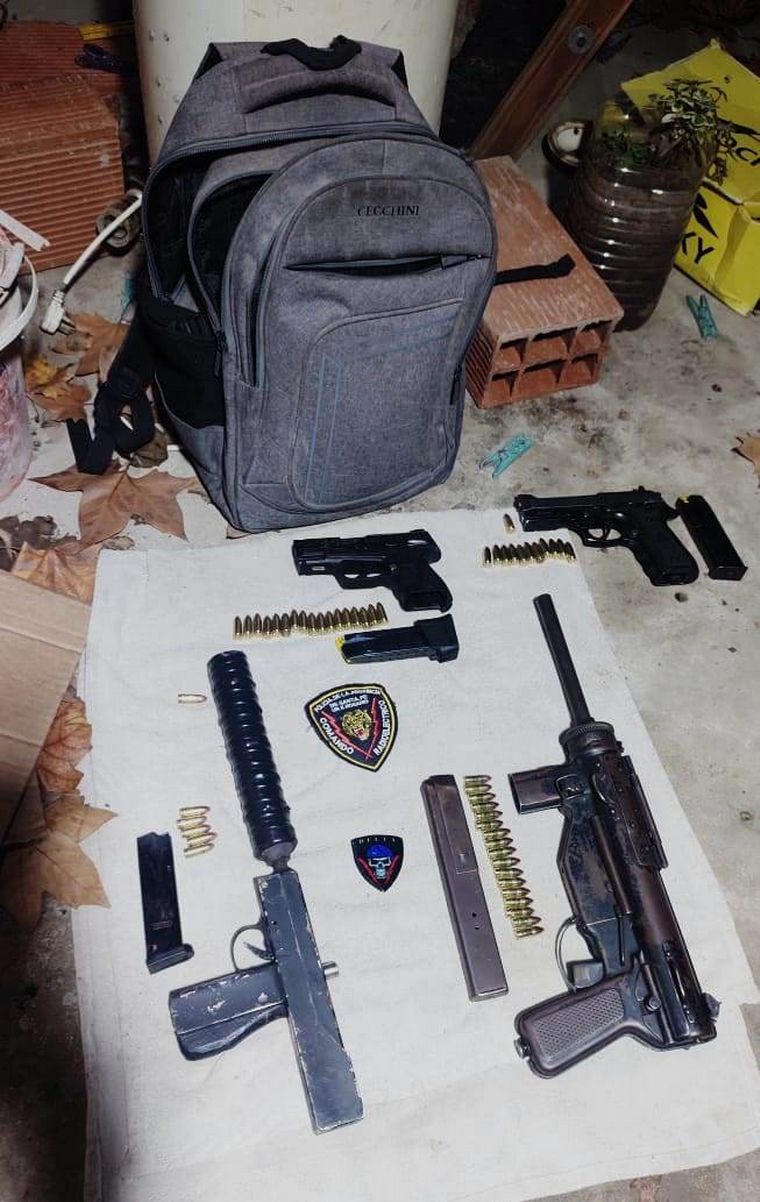 Armas secuestradas tras el ataque a balazos al policía de 26 años.