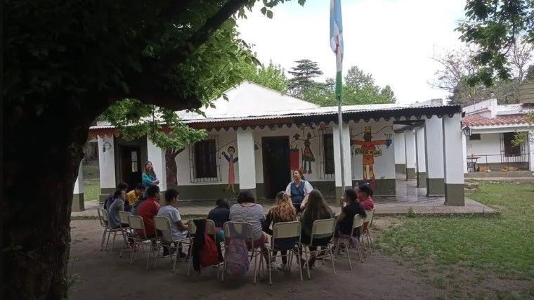 Padres de la Escuela Juana Manso reclaman ante la falta de edificio propio