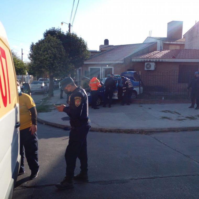 Fuerte choque entre una camioneta y un móvil de la Policía en Córdoba