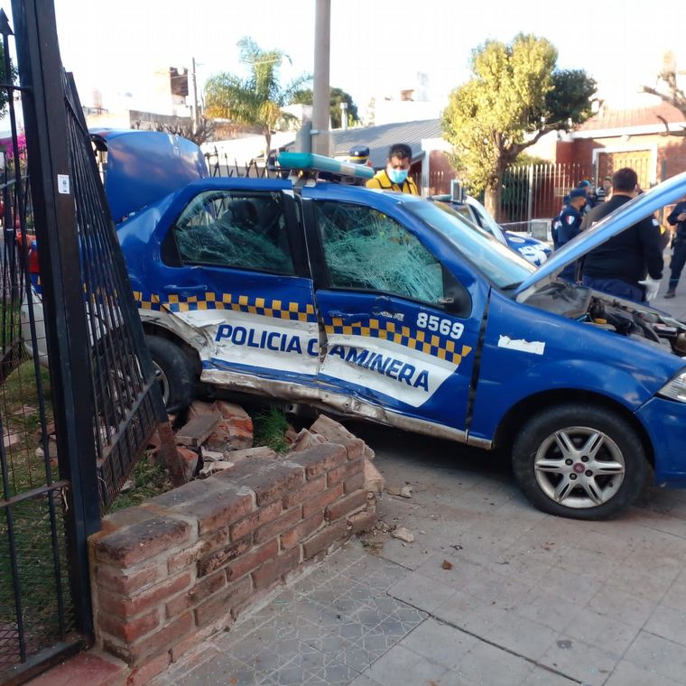 FOTO: Fuerte choque entre una camioneta y un móvil de la Policía en Córdoba