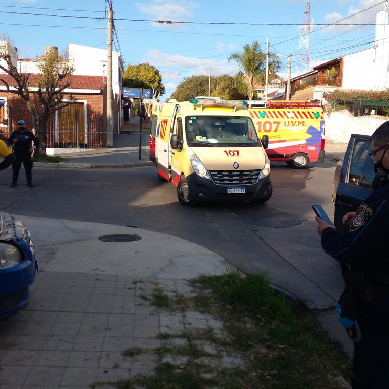 FOTO: Fuerte choque entre una camioneta y un móvil de la Policía en Córdoba