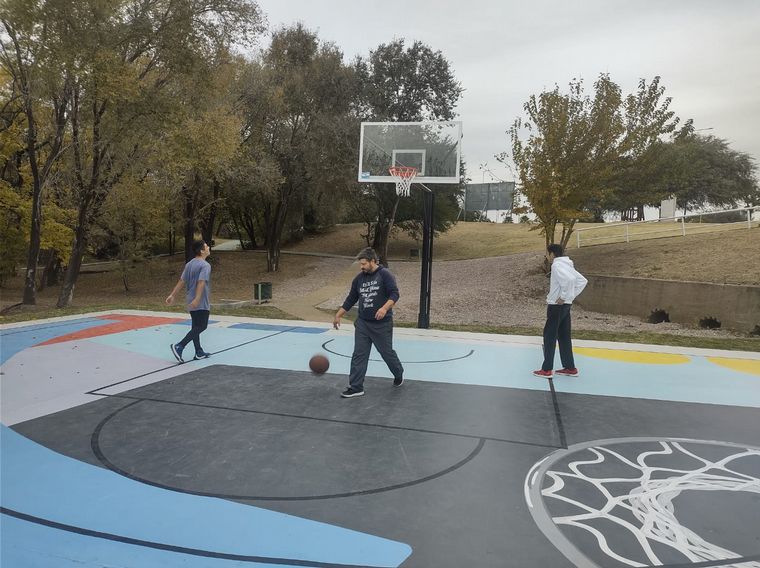 FOTO: La NBA inauguró una cancha en el Parque del Kempes.