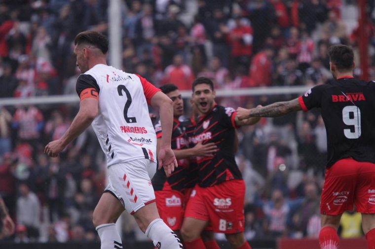 Instituto venció a Chacarita 2-0 y no se baja de la pelea.