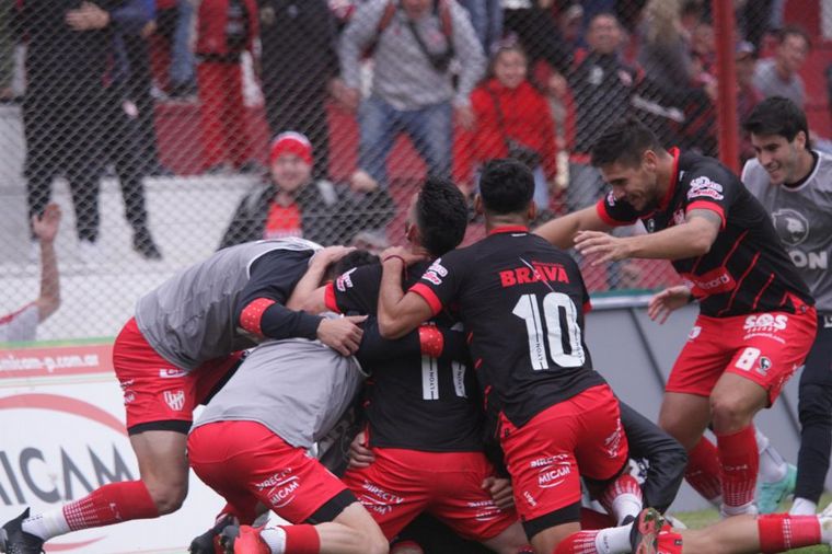 Instituto venció a Chacarita 2-0 y no se baja de la pelea.