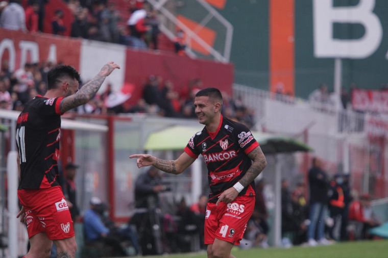 Instituto venció a Chacarita 2-0 y no se baja de la pelea.