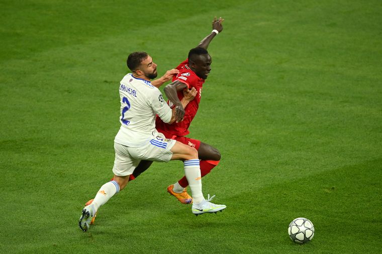 FOTO: Vinicius Júnior festeja el tanto que le dio el título al Real Madrid. (Foto: NA)