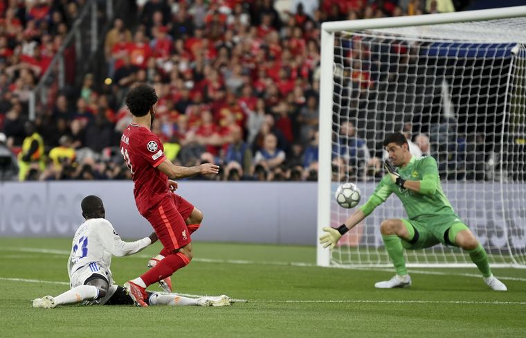 Thibaut Courtois fue la figura del partido con varias atajadas claves. (Foto: NA)