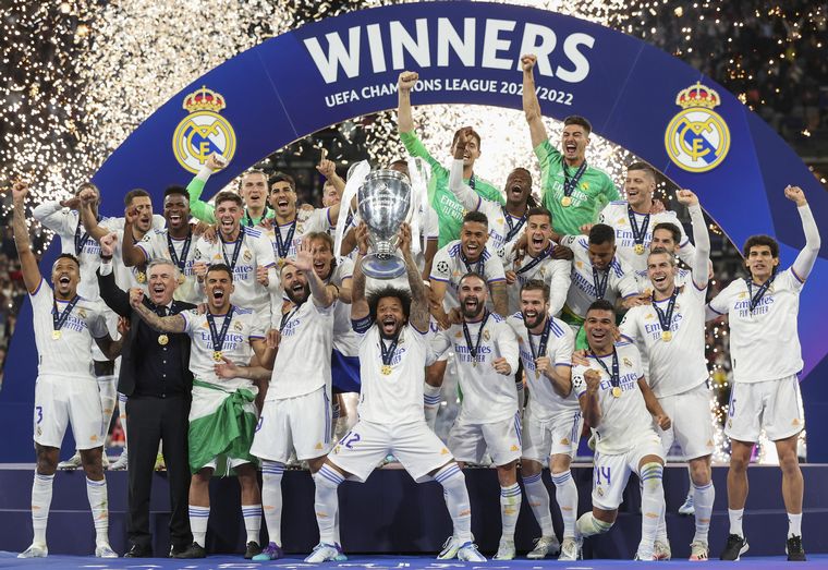FOTO: El plantel del Real Madrid levanta el trofeo más codiciado de Europa. (Foto: NA)