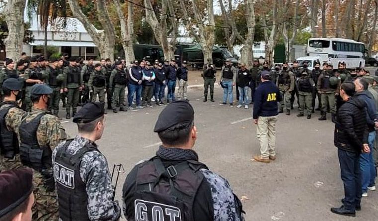 FOTO: Narcotráfico: Gendarmería y AIC detuvieron a integrantes de una banda en Rosario. 