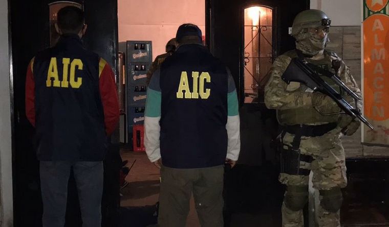 FOTO: Narcotráfico: Gendarmería y AIC detuvieron a integrantes de una banda en Rosario. 