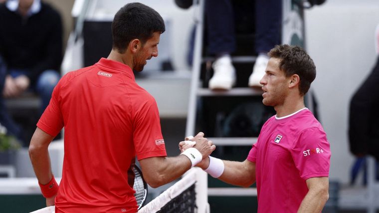 El "Peque" Schwartzman y Djokovic en Roland Garros.