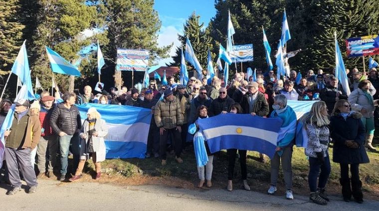 Vecinos se movilizan contra la cesión de tierras a mapuches