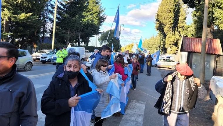 FOTO: Vecinos se movilizan contra la cesión de tierras a mapuches
