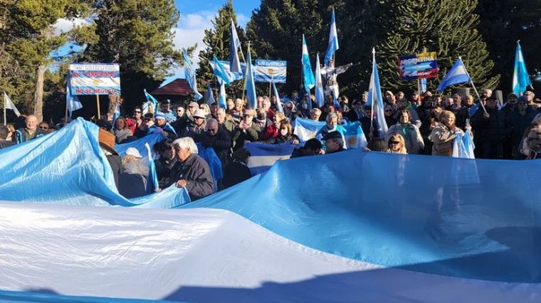 Vecinos se movilizan contra la cesión de tierras a mapuches