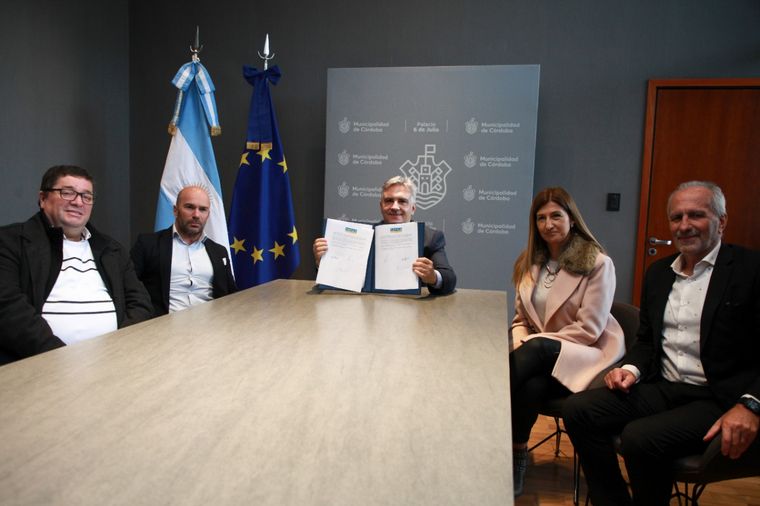 FOTO: El intendente de Córdoba y Fopea, en la firma del acuerdo.