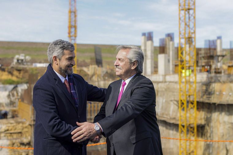 Alberto Fernández, junto al presidente paraguayo, Mario Abdo Benítez (Foto: NA)